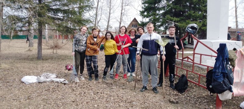 Учащиеся 5-11 классов провели субботник у Бобровского мемориала Славы.