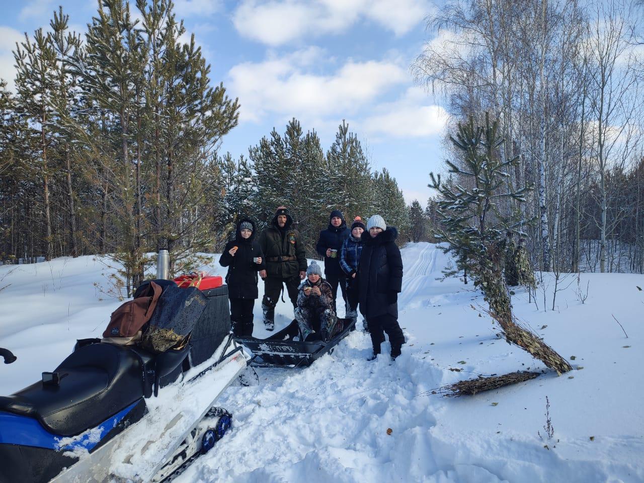 Ребята школьного лесничества &amp;quot;Ёлочка&amp;quot; пополнили кормушки для копытных животных.