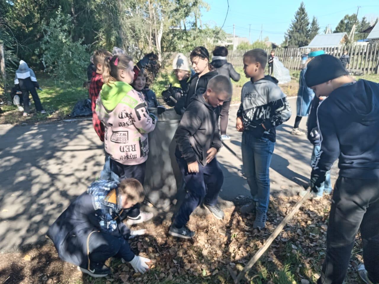 В школе прошёл субботник.